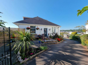 Lovely private studio room with own kitchen and bathroom. Set in the popular area of Shiphay in Torquay and only a short walk from Torbay Hospital